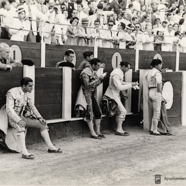 Toreros en la barrera en la Malagueta 1947