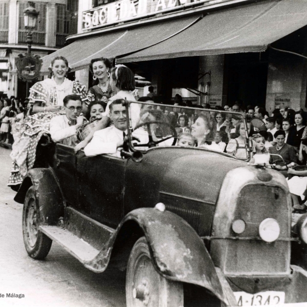 Desfile en coche por la calle Larios en la Feria 1943