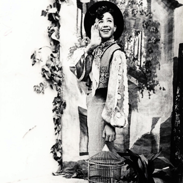 Retrato de niño con jaula ca.1940