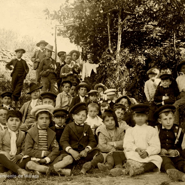 Grupo de niños a principios de siglo XX