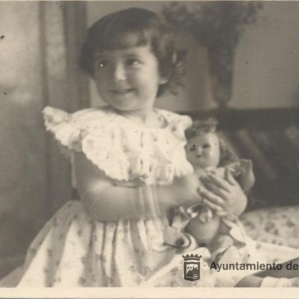 Niña con su muñeca en los años 40