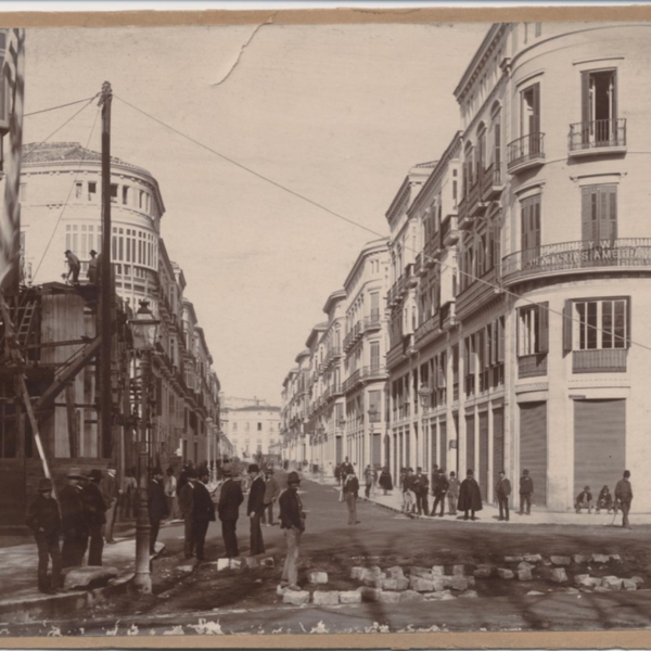Calle Larios. Obras de empedrado tras la riada de 1907
