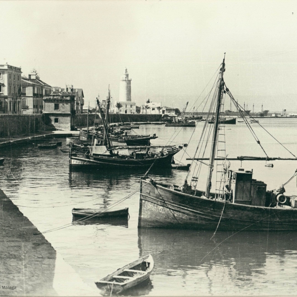 Vista del Puerto de Málaga con la Capilla y la Farola al fondo. Año 1940