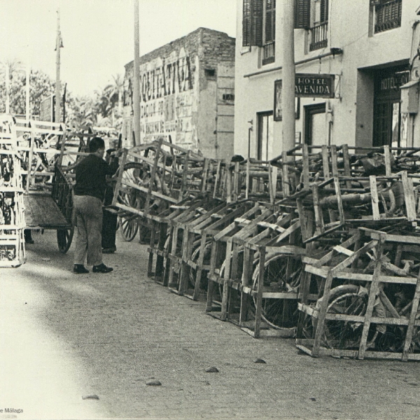 Descargando bicicletas en la Alameda Principal. Año 1945