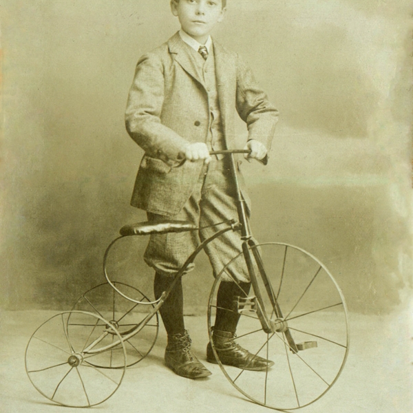 Niño con triciclo. 1900